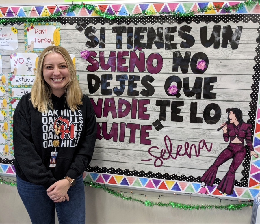 woman in front of Spanish quote by Selena